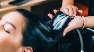 Regeneracja włosów u fryzjera – jakie zabiegi wybrać?